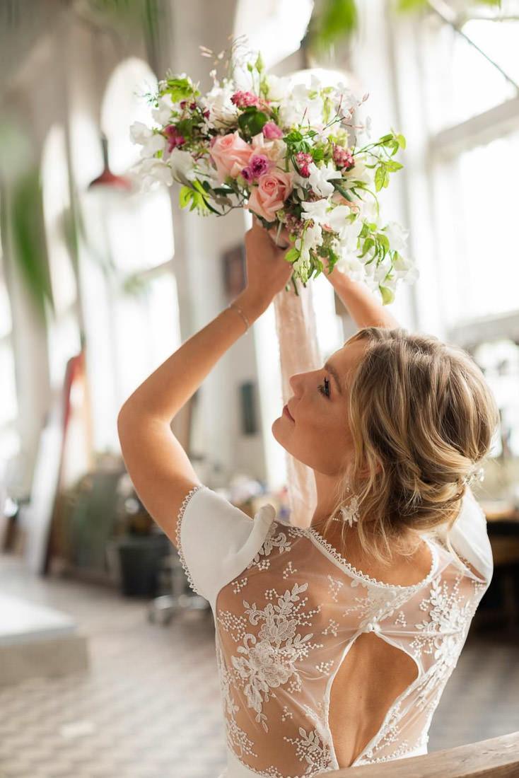 mariee et son bouquet de fleurs shooting photos mariage